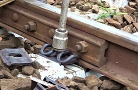 Thiếu tiền tiêu xài, tháo trộm 80 bộ đinh ốc, bu lông đường ray đem bán đồng nát