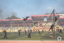 Xem Cảnh sát cơ động trèo tường, đu dây diễn tập chống khủng bố