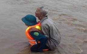 Ảnh: Di dời người dân ở Đắk Lắk do nước lũ dâng cao