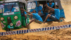 Thót tim cảnh đua xe tuk tuk nguy hiểm bậc nhất thế giới