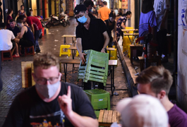 Ảnh: 'Phố Tây' ở Hà Nội đóng cửa hàng quán lúc nửa đêm phòng COVID-19