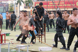 Tròn mắt xem 'bóng hồng' đặc nhiệm Việt Nam dùng yết hầu đè cong thanh sắt nhọn