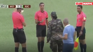 Video: Quân đội vào sân đưa 2 cầu thủ mắc COVID-19 ra ngoài