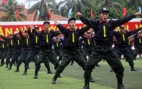 Màn đồng diễn võ thuật của 300 chiến sĩ cảnh sát cơ động