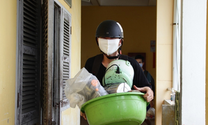 Ảnh: Sinh viên Đà Nẵng dọn đồ, nhường ký túc xá làm nơi cách ly