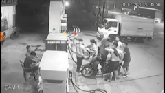 3 thanh niên đi đổ xăng, cố tình châm thuốc hút và cái kết bốc lửa