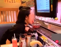 Thè lưỡi liếm đĩa sushi trên băng chuyền, cô gái Việt bị dân mạng 'ném đá'