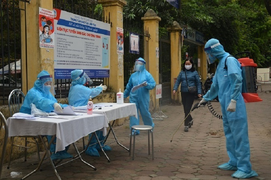 Về từ vùng dịch, test nhanh COVID-19 âm tính vẫn cần tiếp tục cách ly, vì sao?