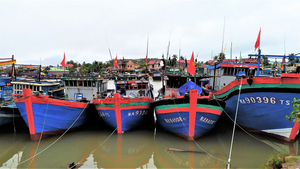 Ảnh: Tàu thuyền ở Thanh Hóa, Nghệ An cập bờ, neo đậu ứng phó bão số 2