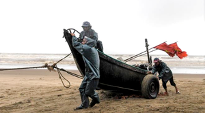 Ngư dân Sầm Sơn kéo thuyền lên lề đường tránh bão