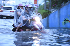 Mưa lớn kéo dài, đường phố Hải Phòng biến thành sông