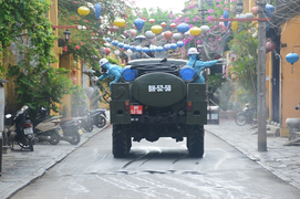 6 xe chuyên dụng của quân sự phun tiêu độc phố cổ Hội An