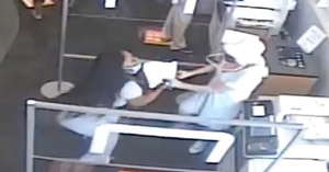 Video: Nhắc người khác đeo khẩu trang, bị đẩy ngã gãy xương