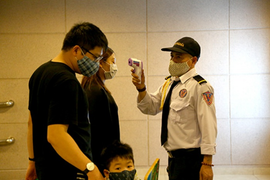 Chung cư ở Hà Nội đồng loạt tăng cường biện pháp chống COVID-19