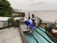 Ảnh hưởng hoàn lưu bão số 2: Hàng trăm căn nhà ở miền Tây bị sập và tốc mái