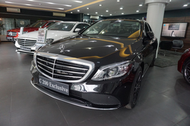 Khách thắt chặt chi tiêu, xe nội giảm phí trước bạ vẫn ế ẩm