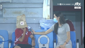 Quên khẩu trang, CĐV Hàn Quốc xấu hổ lấy túi giấy chụp lên đầu