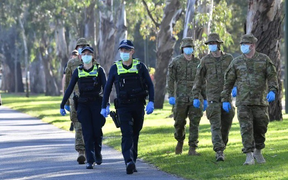 Muôn kiểu phạt vi phạm cách ly COVID-19 trên thế giới