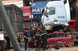 Video: Hiện trường xe hơi dừng đèn đỏ bị container đè bẹp dúm, 3 người chết