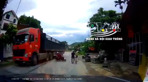 Clip: Người phụ nữ may mắn thoát chết khi va chạm với xe tải
