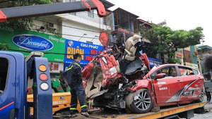 Container đè bẹp xe con, 3 người chết: Nạn nhân duy nhất sống sót hiện ra sao?