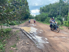 Lùm xùm chuyện con đường 'mặc kệ' hàng trăm nhà dân, đi thẳng vào rừng cao su