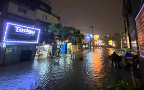 Mưa lớn nhiều giờ đồng hồ, phố ở Hà Nội biến thành sông