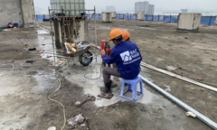 Phá dỡ giai đoạn 2 công trình vi phạm 8B Lê Trực: Bắt đầu cắt sàn mái tầng 18