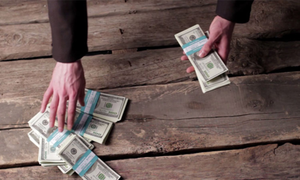 Lý do ném tiền xuống cống