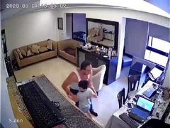 Video: Bố che chở con trai trong vụ nổ rung chuyển thủ đô Lebanon