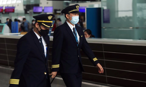 Lương phi công, tiếp viên Vietnam Airlines giảm một nửa