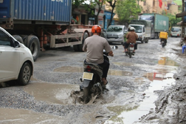 Kỳ lạ con đường tử thần Hà Nội, chục năm không thể sửa chữa