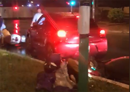 'Xe điên' đâm hàng loạt xe máy dừng đèn đỏ ở Hà Nội: Truy tìm lái xe