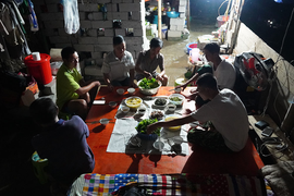 Bữa cơm chiều lạnh ngắt lúc nửa đêm của chiến sĩ cắm chốt ngăn nhập cảnh lậu