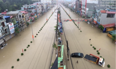 Mưa như trút từ đêm tới sáng, TP Điện Biên Phủ mênh mông nước