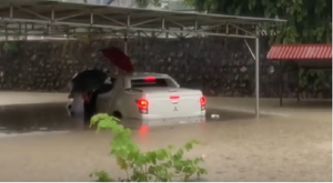 Video: Ô tô chìm trong biển nước sau mưa lớn ở TP Điện Biên Phủ