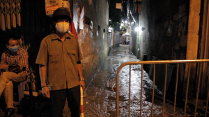 Video: Hà Nội phong tỏa, cách ly con ngõ nơi bệnh nhân 714 sinh sống