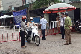 Một người nghi nhiễm COVID-19, khu dân cư ở Thanh Hóa bị phong tỏa