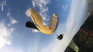 Video: Thót tim cảnh dù lượn bị xoắn, 2 người chơi rơi tự do