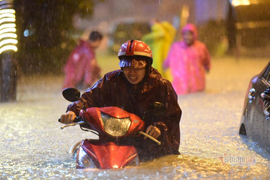 TP.HCM: Mưa tầm tã, xe máy ngập lút yên, ô tô chết máy xếp hàng dài