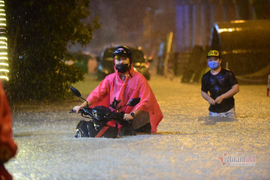 Hàng loạt ô tô, xe máy chìm trong biển nước sau cơn mưa lớn ở TP.HCM