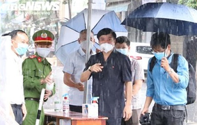 Bí thư Đắk Lắk đội mưa đi động viên lực lượng phòng chống COVID-19