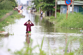 Sau trận mưa lớn đêm qua, người Sài Gòn vẫn bì bõm lội nước về nhà