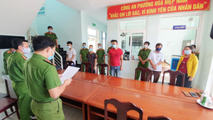 Khởi tố nhóm người vi phạm giãn cách xã hội, vác gạch tấn công công an