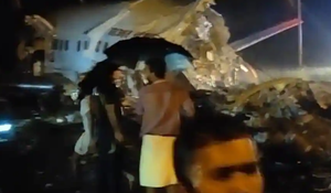 Máy bay Ấn Độ chở 191 hành khách vỡ làm đôi, ít nhất 3 người chết