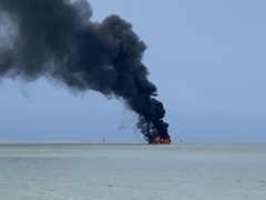 Tàu khách bốc cháy ngùn ngụt giữa biển, 25 người may mắn thoát chết