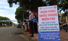Video: Phát hàng nghìn khẩu trang miễn phí cho người đi đường ở Đắk Lắk