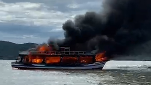 Video: Giải cứu 25 người trên tàu khách bốc cháy gần đảo Hải Tặc