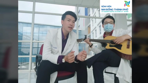 Bác sĩ truyền cảm hứng qua bài hát 'hoa nở không màu' phiên bản chống COVID-19