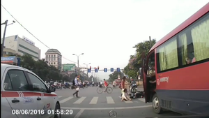 Xe khách vượt đèn đỏ tông văng người phụ nữ trên phố Hà Nội